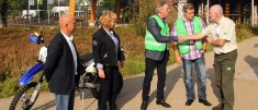 MCNH-vrijwilligers schudden de hand met boswachter Arend Spijker van Staatsbosbeheer.