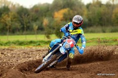 Zaterdag 24 oktober werd er weer een enduro gehouden in Vorden. Op deze enduro waren 2 landbouw proeven en 1 bosproef uitgezet. De route was ongeveer 68 km en deze route moest Lucas 3 keer rijden. Lucas starte om 09:21, dit was na de nationalen waardoor de route en proeven al mooi "ingereden" waren. De eerste proef (bosproef) was al vrij snel na de start. Doordat Lucas nog niet helemaal warm was kreeg hij last van harde armen en heeft hij ook nog even bodemonderzoek gedaan. De tweede proef was een landbouw proef. Lucas kon nog niet helemaal in zijn ritme komen en ging er weer even af en verloor hier wel wat tijd mee. Hierdoor kwam hij de eerste ronde als 2e door. De tweede ronde wou nog niet helemaal lukken en bleef Lucas op de 2e plek staan. Nu moest Lucas echt flink gas bijgeven en zette alles op alles op de verloren tijd weer in te halen. De 1e proef ( laatste ronde) wist Lucas de eerste plek weer te veroveren. De tweede proef verloor Lucas weer een aantal seconde maar wist op de 1e plek te blijven staan. Desalniettemin bleef de laatste proef erg spannend en kon Lucas eigenlijk geen seconde verloren laten gaan! Gelukkig wist Lucas zelfs nog iets verder uit te lopen, en won deze enduro met iets meer als 8 seconde! Lucas heeft op dit moment 17 punten voorsprong op de tweede man. Met nog 3 enduro's en een kampioensrit te gaan blijft de strijd nog erg spannend! Maar Lucas zal alles op alles zetten om op de eerste plaats te blijven staan!