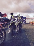 2015pb03_Rens en Tijs voor de klok Westerbork 2015. Waar de mannen tijdens de gewone Enduro helpen, staan ze tijdens de Jeugd Enduro zelf aan de start.