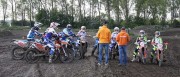 Endurocoach Erik Davids (l) en bondscoach Marcel Hartman (r) geven op het mx-circuit instructie. Foto: KNMV.