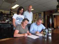 Het contract is getekend! Op de foto: Ronnie Degen & Hendrik Jan Lovink (Feestfabriek) en Patrice Assendelft & Rinze Bremmer (KNMV)