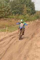 21 MX trainer en oud GP rijder Herjan Brakke (E1) geeft het goede voorbeeld