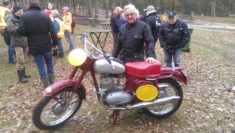 Bij een tweedaagse vaak oud-rijders op de motor. Jos Verweij (Roermond) showt zijn 350 Jawa 'tweestamper' uit 1960