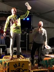 Nationaal scratch winnaar Dominique Tijhuis-Trutmans met de Twin Air trofee
