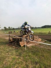 Latere winnaar van de 2uurs race, Kayia Brouwer had geen enkele moeite met de boomstammen in de Hard-Enduro route. Foto: Douwe Zuidema Sportfotografie, Boelenslaan.