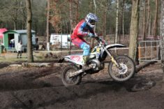 46 Na een sterke wedstrijd stuurde Thierry Pittens de 250 Husky naar de E1 en scratch winst