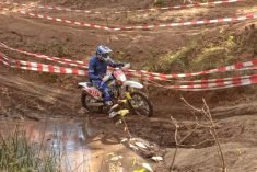 Oud-crosser Mark Smits (EV40) leeft zich uit in de enduro