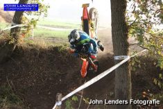 820  Kees Zuidhof laat zien dat je vlak voor een drop off vooral niet hard moet remmen, doet dat er ruim voor want een duikende motor wil heel graag voorover naar een ‘frontwheel flip into faceplant’. Het liep gelukkig goed af.