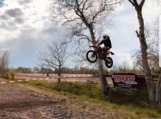 Ook tijdens de vrije Ofroad training werd de “Pieperjump” al vaak in stijl genomen