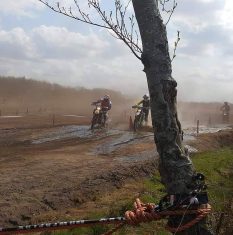 n de Waterbak met drijvende brug vonden een aantal crosscountry rijders hun waterloo op de zondagmiddag