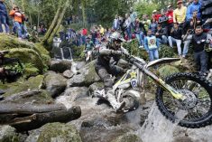 2018 winner Billy Bolt tackles the slippery rocky riverbeds - © Future7Media