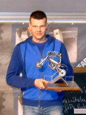 Motorgazet trofee voor Inters scratch winnaar Lucas Dolfing 
