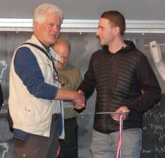 Rookie Marijn ten Cate krijgt de check en medaille van mr enduro.nl Henk van der Spek